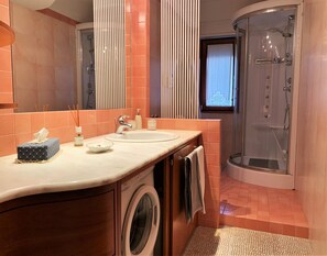 Apartament, 2 dormitoris, balcó, vistes al mar | Bany | Dutxa, assecador de cabells, bidet i tovalloles 