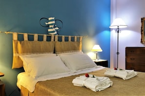 Apartment, 2 Schlafzimmer, Balkon, Meerblick | 2 Schlafzimmer, Bügeleisen/Bügelbrett, kostenloses WLAN, Bettwäsche