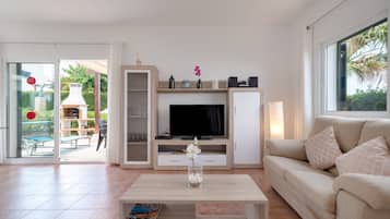 Télévision, lecteur de DVD, chaîne hi-fi