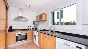 Een koelkast, een magnetron, een oven, een kookplaat