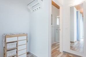 Shower, free toiletries, hair dryer