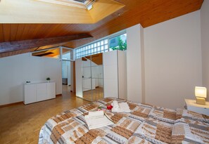 1 habitación, tabla de planchar con plancha, wifi y ropa de cama 