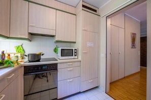 Family Apartment, Multiple Bedrooms (Maraini Elegante) | Private kitchen