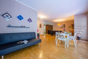 Family Apartment, Multiple Bedrooms (Maraini Elegante) | Dining room