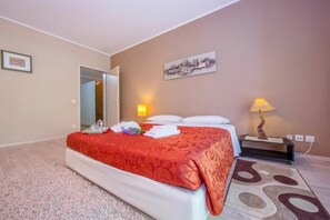 Familienapartment, Mehrere Schlafzimmer (Maraini Elegante) | 1 Schlafzimmer, WLAN, Bettwäsche, Rollstuhlgeeignet