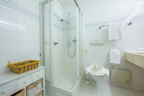 Familienapartment, Mehrere Schlafzimmer (Maraini Elegante) | Badezimmer | Duschwanne, Haartrockner, Handtücher, Seife