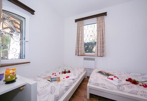 2 habitaciones, tabla de planchar con plancha y ropa de cama 