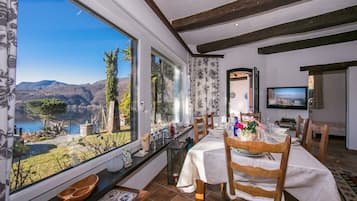 Family Villa, 2 Bedrooms, 2 Bathrooms (Morcote Magic View) | Dining room