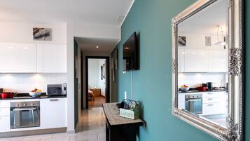 Appartement Familial, 1 chambre (Panoramic Penthouse) | Cuisine privée | Grand réfrigérateur, micro-ondes, four, plaque de cuisson