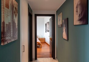 1 habitación, tabla de planchar con plancha y ropa de cama 