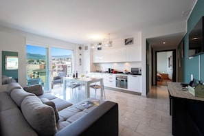Un apartamento moderno con sala de estar, cocina y comedor.