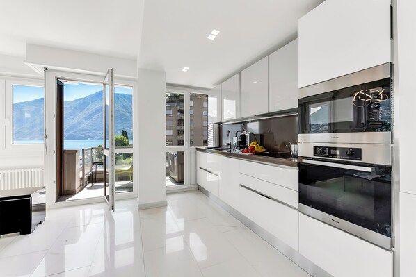 Appartement familial, plusieurs chambres, 2 salles de bains (Paradiso Incanto) | Cuisine privée | Réfrigérateur grande capacité avec congélateur, four à micro-ondes