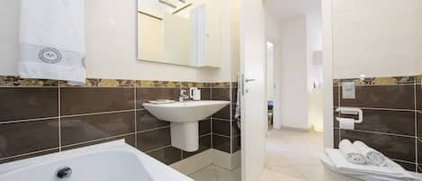 Appartement, 2 chambres | Salle de bain | Ensemble baignoire-douche, baignoire Ă remous, douche cascade