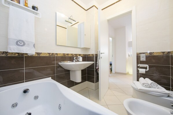 Appartement, 2 chambres | Salle de bain | Ensemble baignoire-douche, baignoire à remous, douche cascade