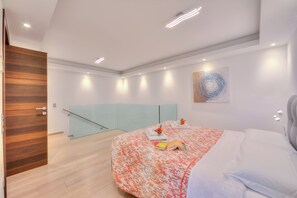 3 habitaciones, tabla de planchar con plancha y ropa de cama 