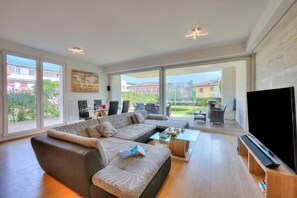 Apartamento familiar, varias habitaciones, 2 baños (Rebecca Garden) | Zona de estar | Televisión de pantalla plana de 22 pulgadas con canales digitales