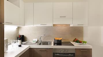 Refrigerador con freezer, microondas, horno, placa de cocina