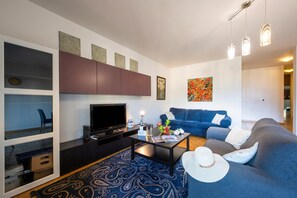 ファミリー アパートメント ベッドルーム (複数) (Santiago Home) | リビング エリア | 22 インチの薄型テレビ (デジタル放送視聴可)、テレビ、DVD プレーヤー