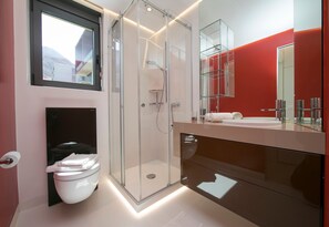 Familieleilighet, flere soverom (Urban Flat Paradiso) | Bad | Dusj, regndusjhode, hårføner og bidé