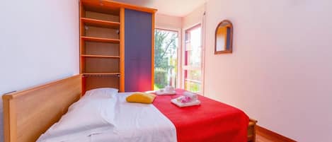 Familienapartment, Mehrere Schlafzimmer (Lugano Panoramica) | 2 Schlafzimmer, Bügeleisen/Bügelbrett, Bettwäsche