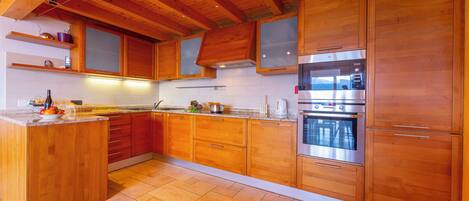 Family Apartment, Multiple Bedrooms (Lugano Panoramica) | Private kitchen | Full-sized fridge, microwave, oven, stovetop
