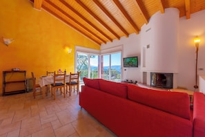 Familienapartment, Mehrere Schlafzimmer (Lugano Panoramica) | Wohnbereich | 22-Zoll-Flachbildfernseher mit Kabelempfang, Fernseher, DVD-Player