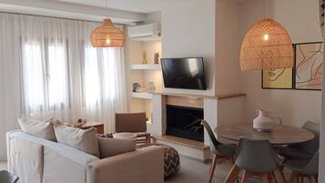 Villa, 2 Bedrooms, Smoking, Private Pool | Living room | Books