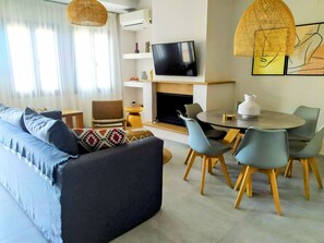 Villa, 2 Bedrooms, Smoking, Private Pool | Living room | Books