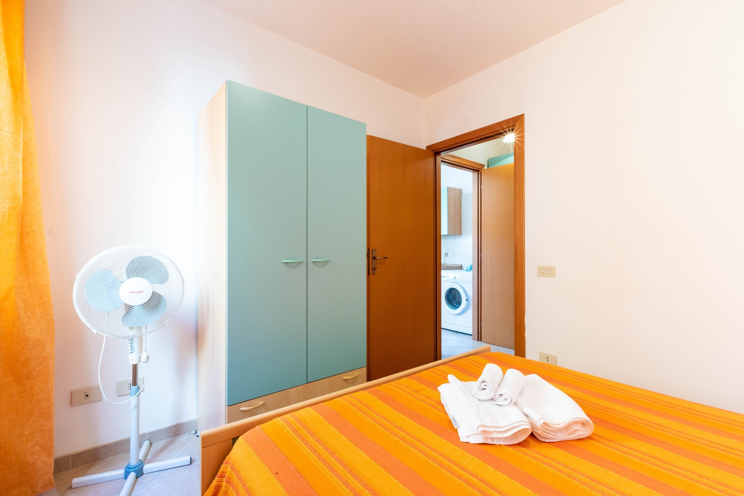 1 bedroom, bed sheets