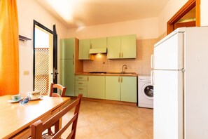Frigorifero, forno, piano cottura, pentole/stoviglie/utensili
