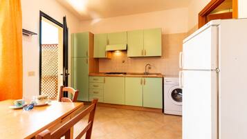 Kühlschrank, Ofen, Herdplatte, Kochgeschirr/Geschirr/Besteck