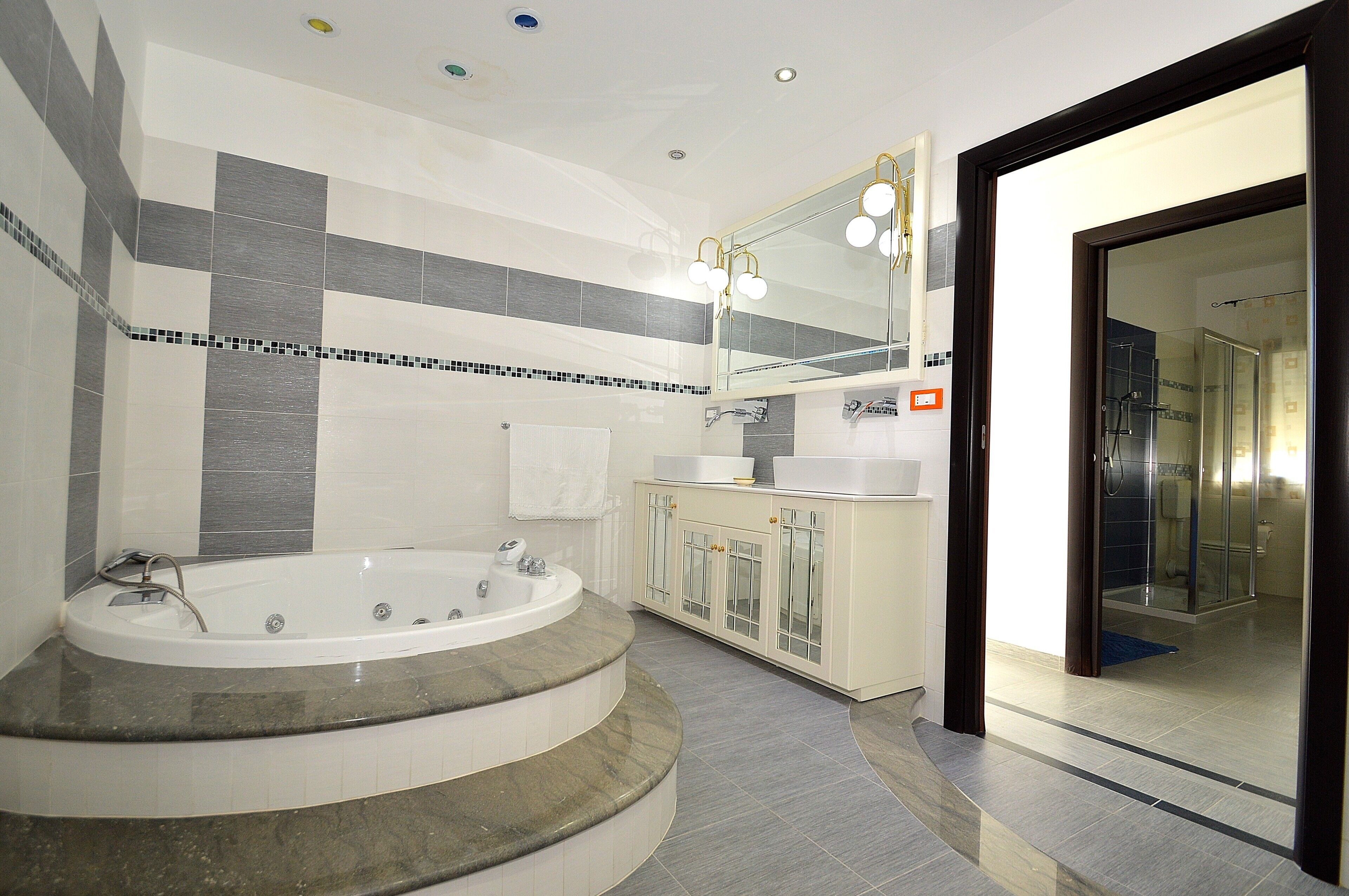 Baignoire, sèche-cheveux, serviettes fournies