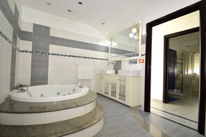 Badekar, hårføner og håndklær