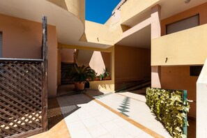 المنطقة المحيطة بالمنشأة