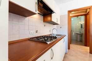 Fridge, oven, stovetop, cookware/dishes/utensils - City apartment with balcony – Apartment Cavour Codice F (Villasimius)