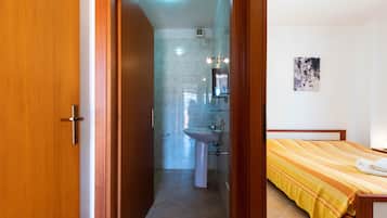 1 bedroom, bed sheets