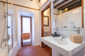 Banheira, secador de cabelo, toalhas de banho 