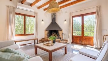 Televisión, chimenea, mesa de ping pong