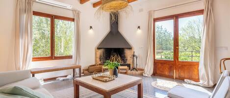 Televisie, een open haard en een tafeltennistafel