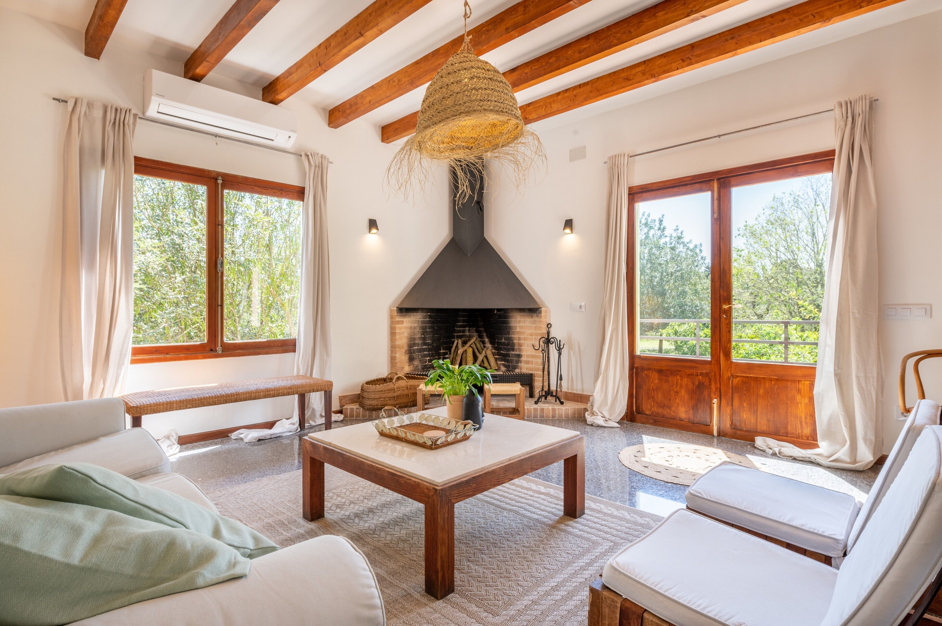 Télévision, cheminée, table de tennis de table