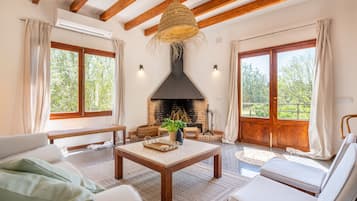 Télévision, cheminée, table de tennis de table