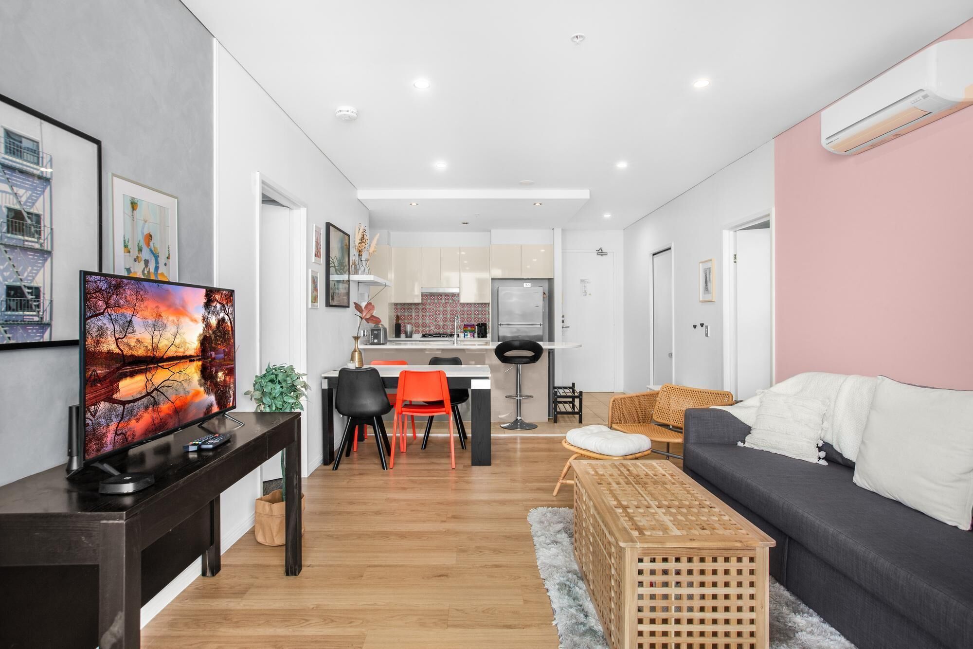 Central, Spacious and Bright Two-Bed Pad