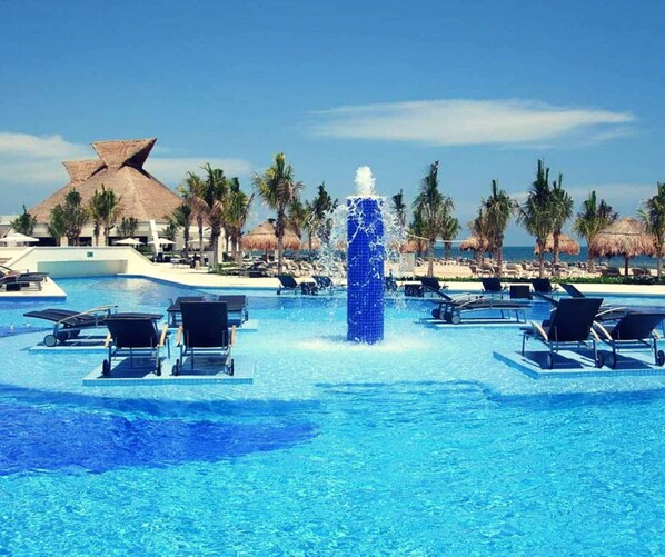 Outdoor pool - Spa and golf center located on the beach (Playa Del Carmen)