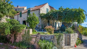 A stone building with a sign reading "APARTMENT" and "IZLETSTE BAKICVO". - Country House Bakicevo (Konavle)