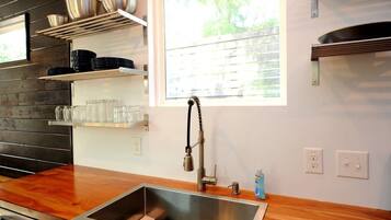 Een koelkast, een magnetron, een oven, een kookplaat