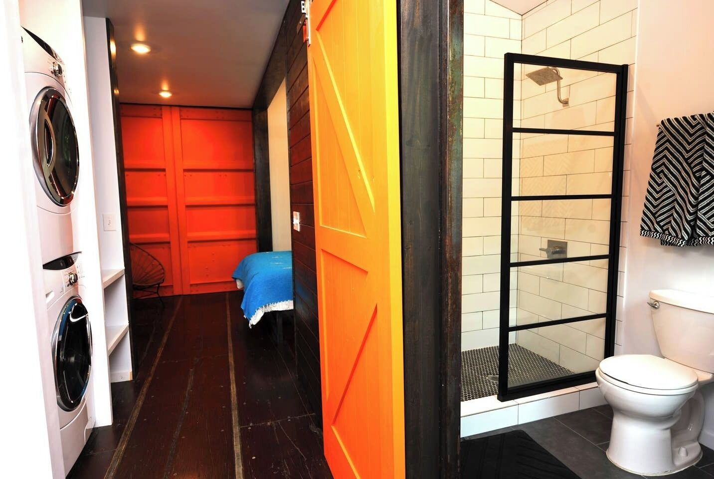 Ducha, toallas, jabón, papel higiénico