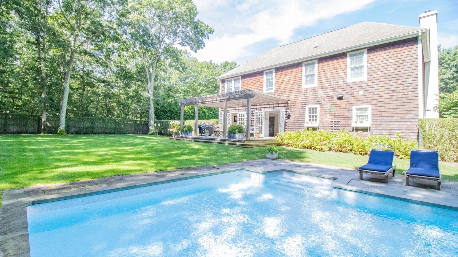 Traditional house, open floor and spacious living, formal dining room,...