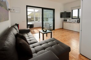 TV - Close to Hiking and Beach with Beautiful Winter Garden - Apartment Ye (Haria)