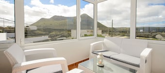 Close to Hiking and Beach with Beautiful Winter Garden - Apartment Ye