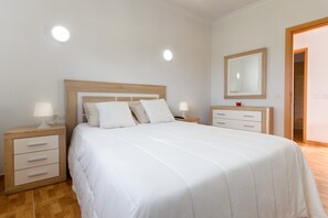 2 slaapkamers, een bureau, een strijkplank/strijkijzer, gratis wifi